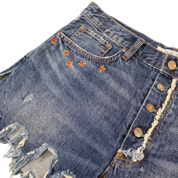 FP We The Free Fields Of Sun Butterfly Daisy Denim Shorts Distressed Size 28 - Picture 3 of 8